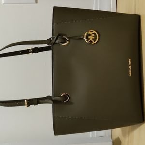 Stunning never used Michael Kors Leather Bag. Medium Size. Olive green.